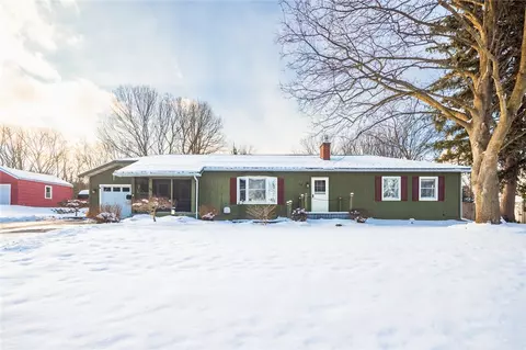 36 Pleasant St, Clifton Springs, NY 14432