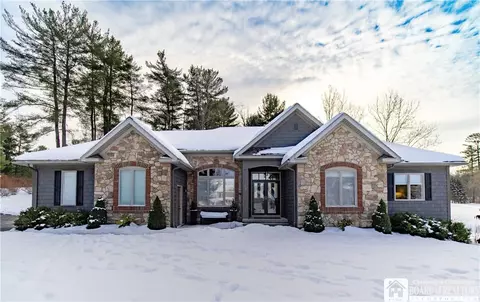 86 Nottingham Cir, Ellicott, NY 14701