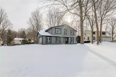 5 Todd Ln, Penfield, NY 14526