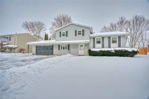40 Willhurst Dr, Gates, NY 14606