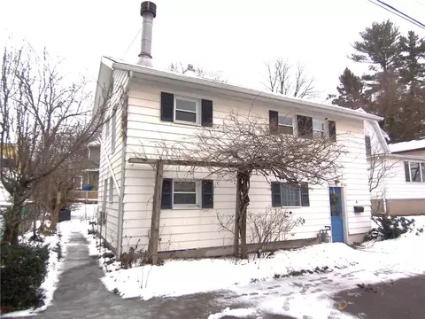 4 Greenbriar Ct, East Rochester, NY 14445
