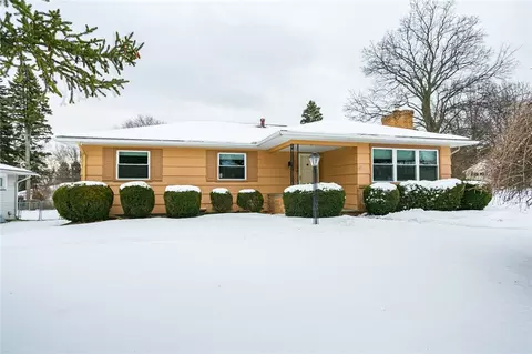 7 Viewcrest Dr, Irondequoit, NY 14609