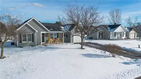 1249 Glen Carlyn Dr, Farmington, NY 14425