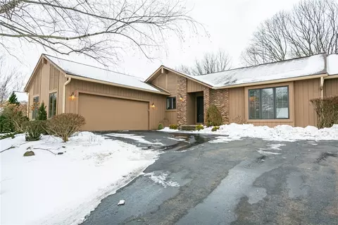 14 Shadow Pines Dr, Penfield, NY 14526