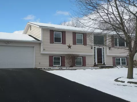 33 Groveview Cir, Greece, NY 14612