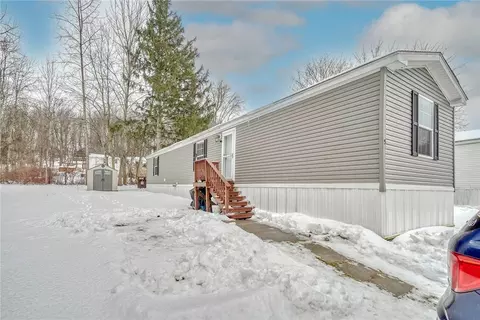 5 Apple Ln, Williamson, NY 14589