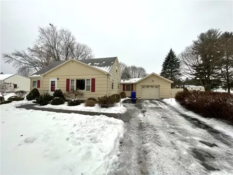 11 Meadow Dr, Ogden, NY 14559