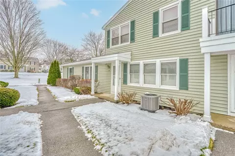 15 Falcon Ln W, Perinton, NY 14450