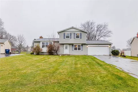 99 Squire Dale Ln, Greece, NY 14612