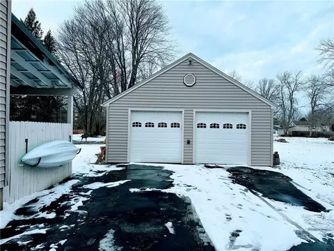 77 E Manitou Rd, Greece, NY 14612 photo 5