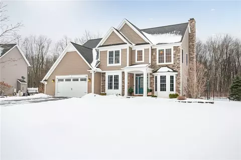 26 Crowne Pointe Dr, Penfield, NY 14526
