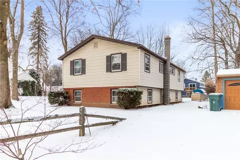 102 Lanark Cres, Rochester, NY 14609
