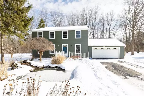28 Thistlewood Ln, Ogden, NY 14559