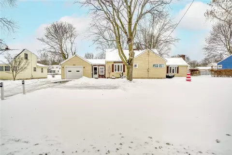 1076 Webster Rd, Webster, NY 14580 photo 2