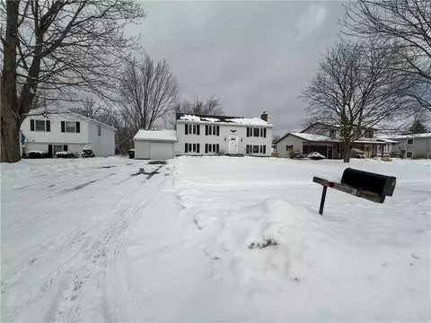 40 Doerun Dr, Greece, NY 14626