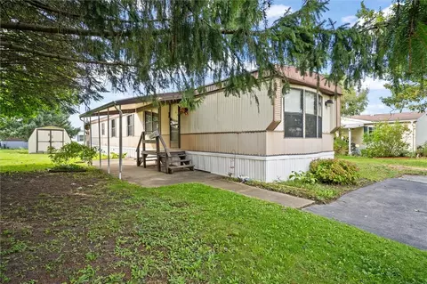 317 Oak Tree Dr, Canandaigua, NY 14424