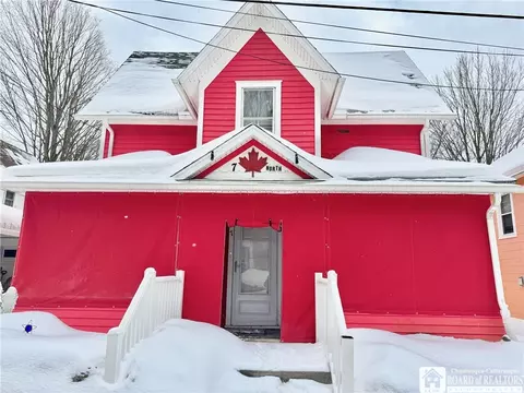 7 North St, Pomfret, NY 14752