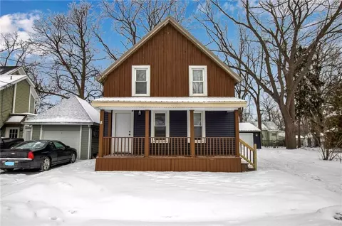 8 Oakwood Ave, Lancaster, NY 14086