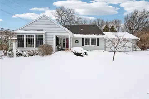 4 Round Trail Dr, Pittsford, NY 14534