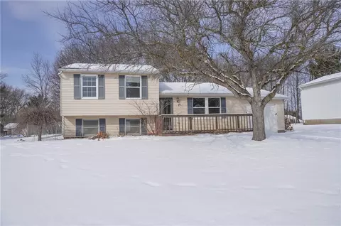 77 Falcon Dr, West Henrietta, NY 14586