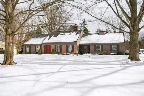 27 Rippingale Rd, Pittsford, NY 14534