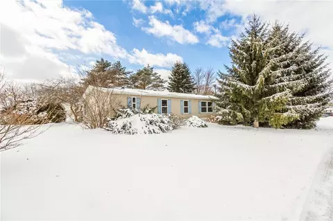 420 Mountain Ash Dr, Canandaigua, NY 14424