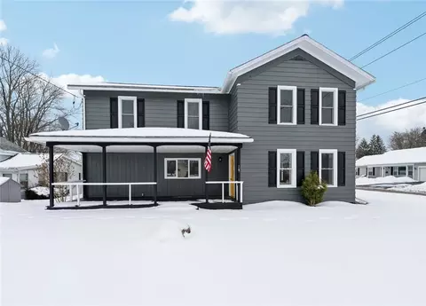 18 Waterloo St, Galen, NY 14433