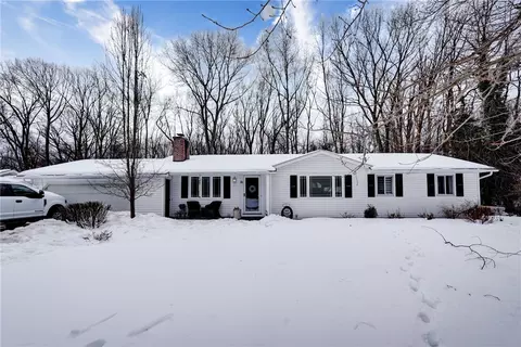 21 Little Brook Dr, Pittsford, NY 14534