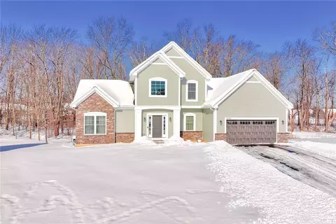 1095 Bear Creek Cir, Webster, NY 14580