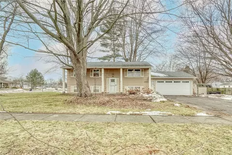 35 Rusty Ln, Greece, NY 14626