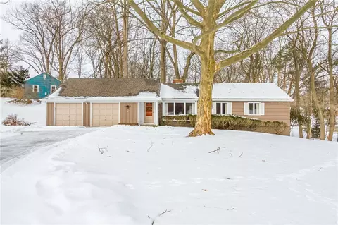 33 Little Brook Dr, Perinton, NY 14534