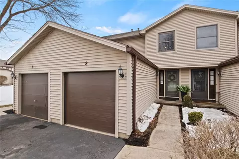 8 Devonshire Cir, Penfield, NY 14526