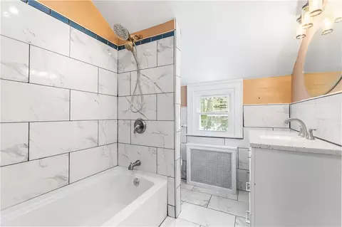 Bath - 434 Thomas Ave, Irondequoit, NY 14617 photo 3 of 4