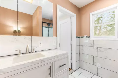 Bath - 434 Thomas Ave, Irondequoit, NY 14617 photo 2 of 4