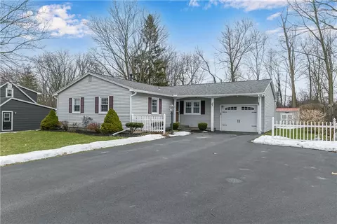 75 Holiday Ln, Canandaigua, NY 14424