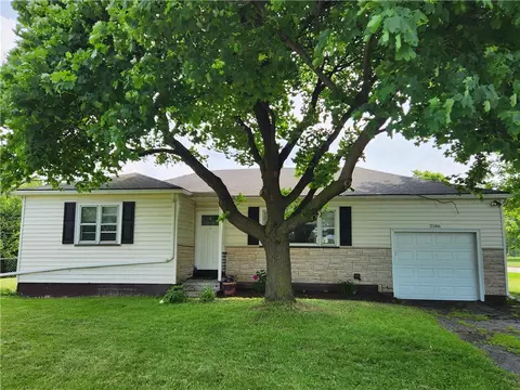 2186 Hylan Dr, Rochester, NY 14623