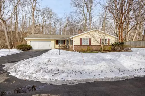 17 Creek Bend Dr, Perinton, NY 14450
