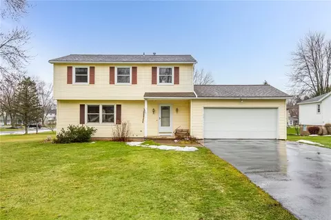 17 Putting Green Ln, Perinton, NY 14526