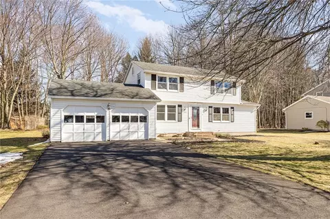 714 Close Cir, Webster, NY 14580