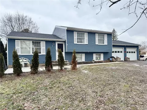 27 Flint Lock Cir, Chili, NY 14624
