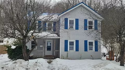 127 Cayuga St, Galen, NY 14433
