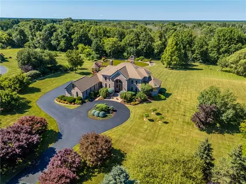 22 Twin Ponds Dr, Parma, NY 14559