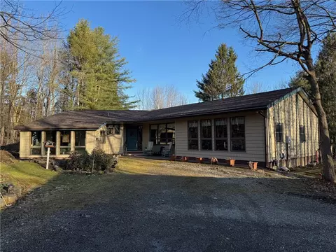 5536 Maplecrest Dr, Alfred Station, NY 14803