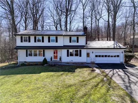 58 Crestview Dr, Pittsford, NY 14534