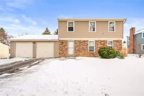 1757 Beechwood Dr, Farmington, NY 14425