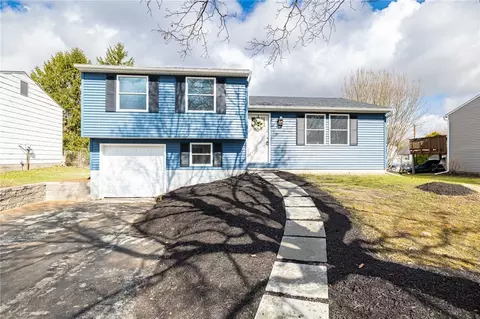 15 Coachlight Cir, Farmington, NY 14425