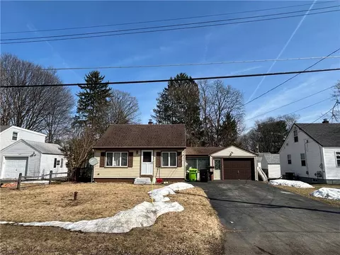113 Maple Manor Dr, North Syracuse, NY 13212