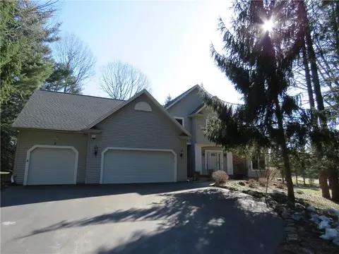 3 Gails Trl, Parma, NY 14559