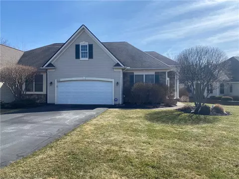 1041 Chapelhill Dr, Victor, NY 14564