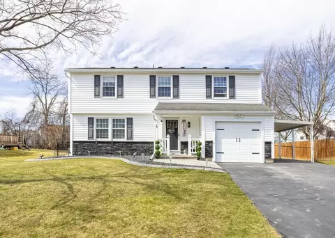 75 Wayfaring Ln, Greece, NY 14612